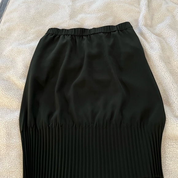 COS dark (bottle) green, pencil skirt with pleating detail - Picture 1 of 7